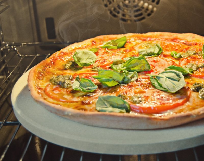 preparare-pizza-a-casa-consigli-pietra-refrattaria-tempi